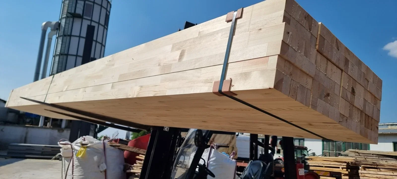 Üretim tesisinde taşınan lamine ahşap kirişler